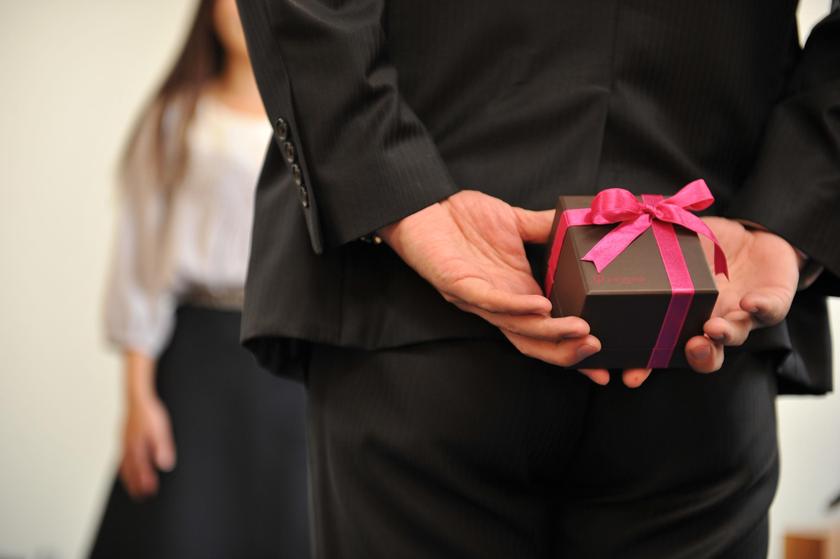 "I Want to Hear It as Many Times as Possible♡ 'Proposal Reenactment Shots' Are Recommended Poses for Pre-Wedding Photos*"にて紹介している画像