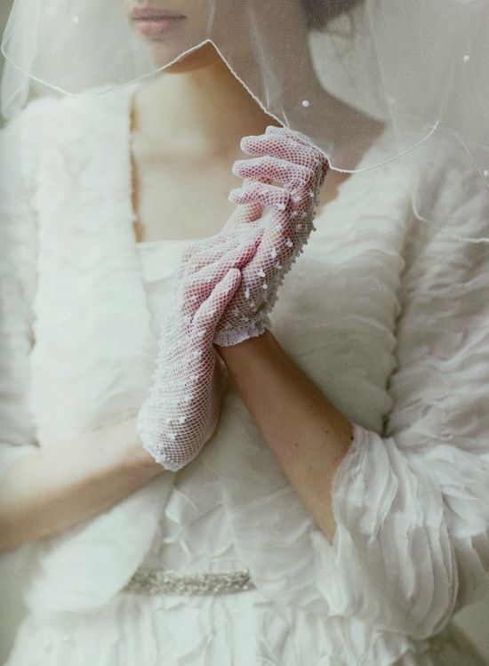 Essential Items for an Elegant Bride: A Cute Collection of Gloves by Type ♡にて紹介している画像