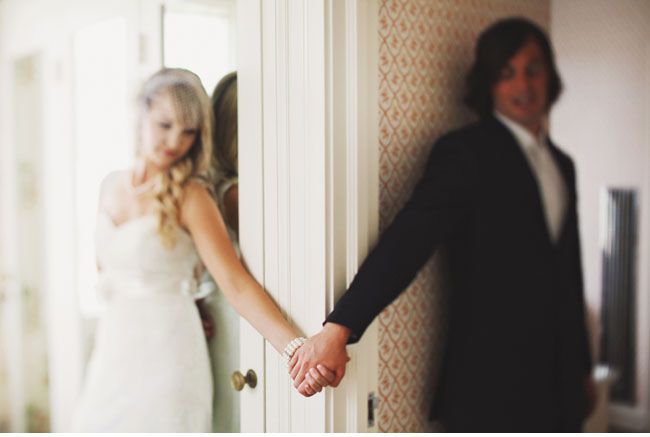 感動の瞬間を再現♡『ファーストミート風ポーズ』でウェディングフォトを撮る方法＊にて紹介している画像