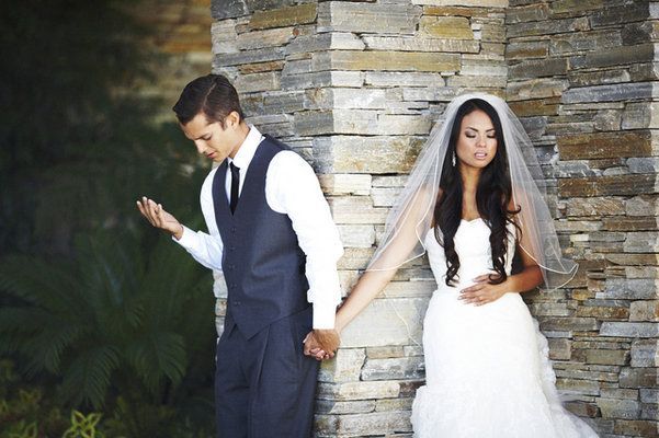 感動の瞬間を再現♡『ファーストミート風ポーズ』でウェディングフォトを撮る方法＊にて紹介している画像