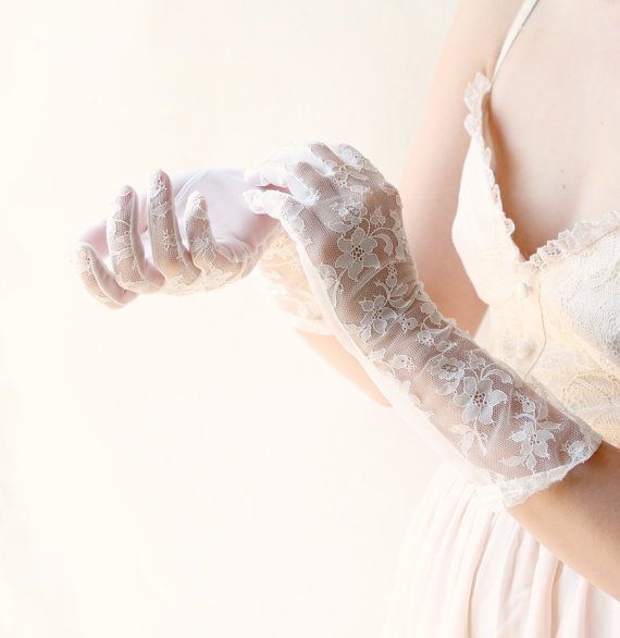 Essential Items for an Elegant Bride: A Cute Collection of Gloves by Type ♡にて紹介している画像