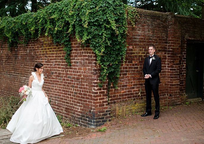 感動の瞬間を再現♡『ファーストミート風ポーズ』でウェディングフォトを撮る方法＊にて紹介している画像