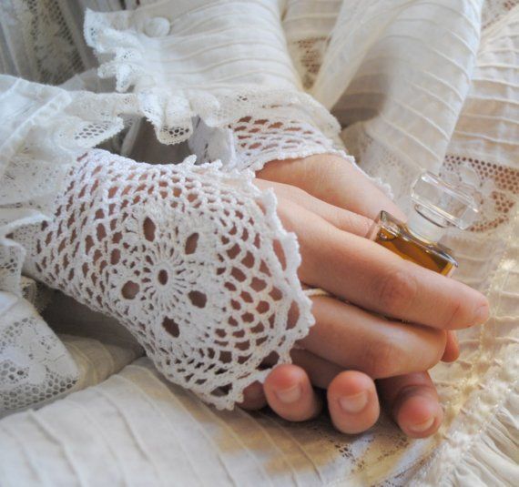Essential Items for an Elegant Bride: A Cute Collection of Gloves by Type ♡にて紹介している画像