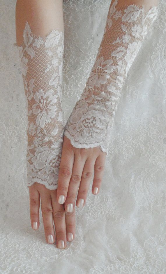Essential Items for an Elegant Bride: A Cute Collection of Gloves by Type ♡にて紹介している画像