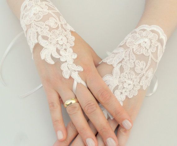 Essential Items for an Elegant Bride: A Cute Collection of Gloves by Type ♡にて紹介している画像