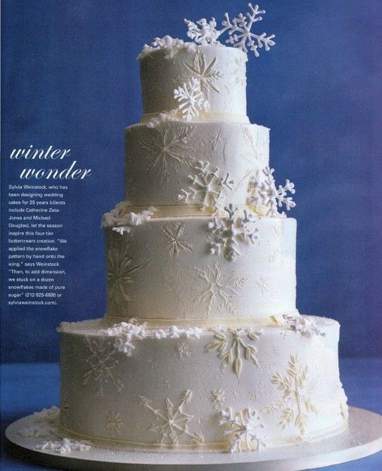Perfect for the Holy Night: A Collection of Romantic Christmas-Themed Wedding Cakesにて紹介している画像