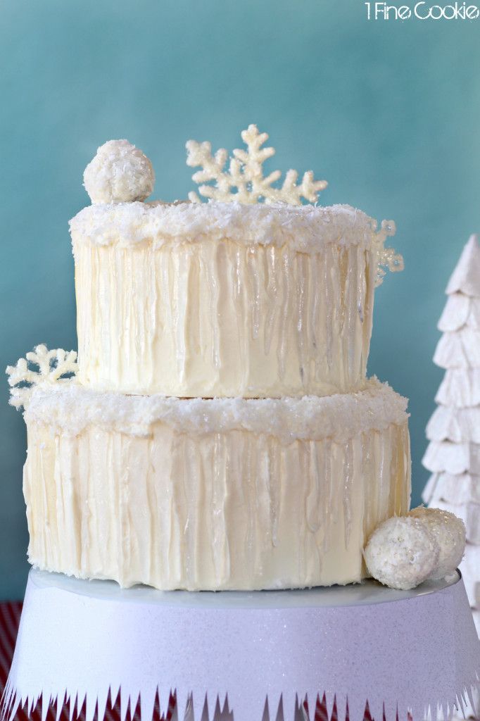 Perfect for the Holy Night: A Collection of Romantic Christmas-Themed Wedding Cakesにて紹介している画像