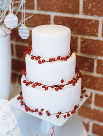 Perfect for the Holy Night: A Collection of Romantic Christmas-Themed Wedding Cakesにて紹介している画像