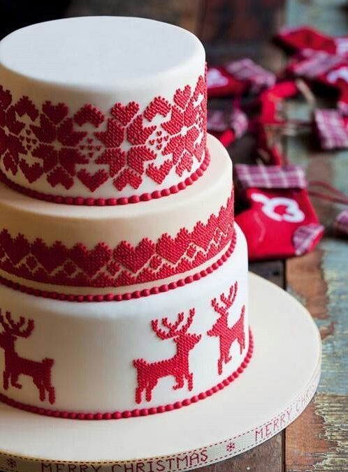 Perfect for the Holy Night: A Collection of Romantic Christmas-Themed Wedding Cakesにて紹介している画像