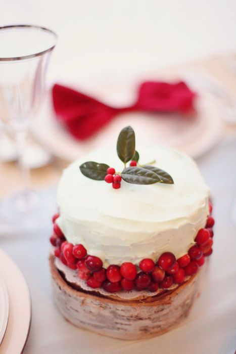 Perfect for the Holy Night: A Collection of Romantic Christmas-Themed Wedding Cakesにて紹介している画像