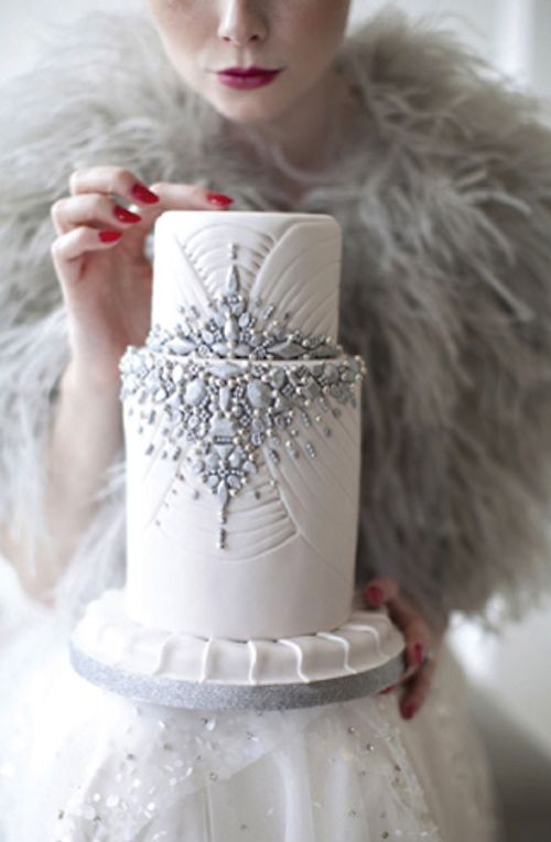 Perfect for the Holy Night: A Collection of Romantic Christmas-Themed Wedding Cakesにて紹介している画像
