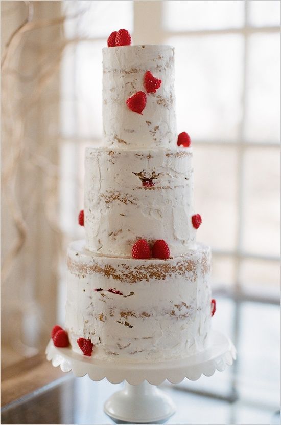 Perfect for the Holy Night: A Collection of Romantic Christmas-Themed Wedding Cakesにて紹介している画像