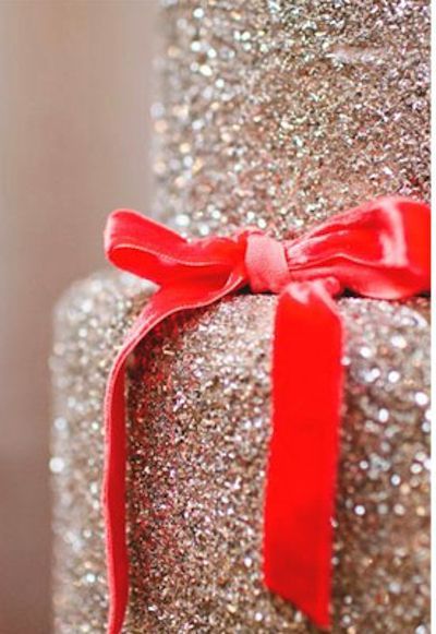 Perfect for the Holy Night: A Collection of Romantic Christmas-Themed Wedding Cakesにて紹介している画像