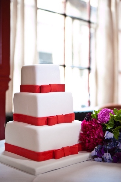 Perfect for the Holy Night: A Collection of Romantic Christmas-Themed Wedding Cakesにて紹介している画像