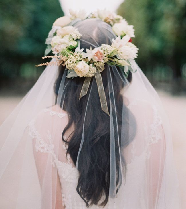 "10 Enchantingly Mystical Wedding Veils That Resemble the Purity of a Saint ♡"にて紹介している画像