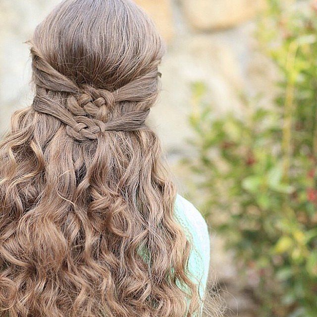 ヘアピンもヘアゴムも不要のアレンジ！自分の髪の毛だけでつくる話題の『ノットヘアー』を試してみたい＊にて紹介している画像