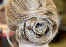 ヘアピンもヘアゴムも不要のアレンジ！自分の髪の毛だけでヘアセットする『ノットヘアー』は、一体どんな髪型が作れるの？