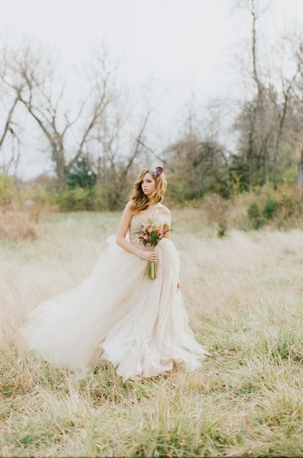Playing with Light: Embracing Sheerness - A Special Feature on Fluffy Angel Wedding Dresses ♡にて紹介している画像