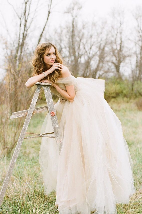 Playing with Light: Embracing Sheerness - A Special Feature on Fluffy Angel Wedding Dresses ♡にて紹介している画像