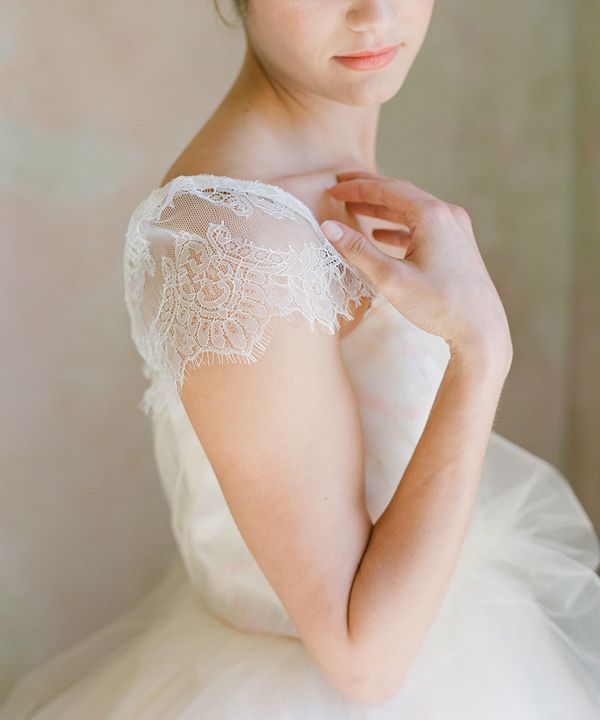 Captivated by the Fluffy Tulle and Organza Dresses: The Adorable Designs of "Chaviano Couture"!にて紹介している画像