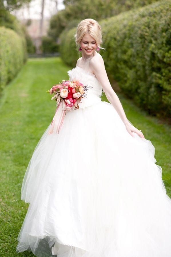 Captivated by the Fluffy Tulle and Organza Dresses: The Adorable Designs of "Chaviano Couture"!にて紹介している画像