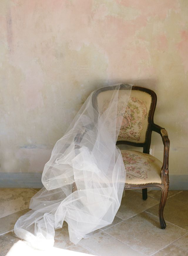 Captivated by the Fluffy Tulle and Organza Dresses: The Adorable Designs of "Chaviano Couture"!にて紹介している画像