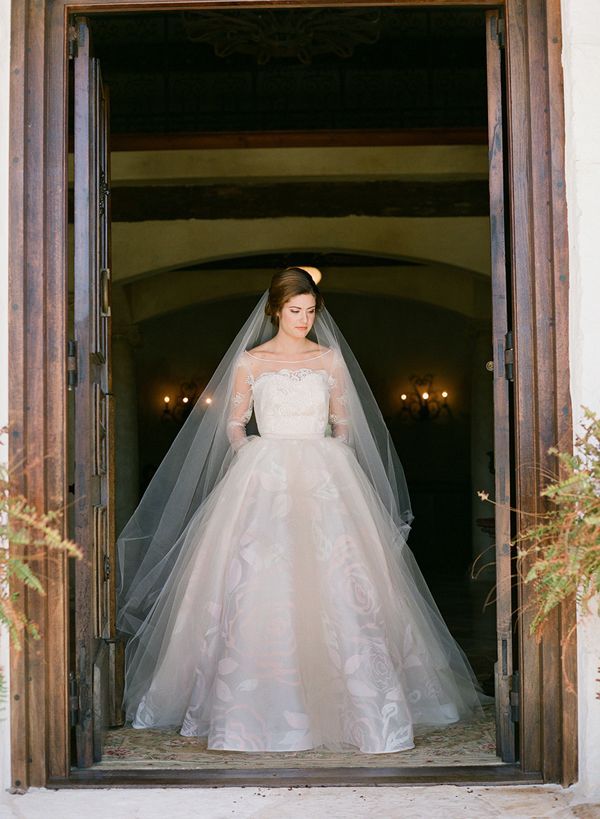 Captivated by the Fluffy Tulle and Organza Dresses: The Adorable Designs of "Chaviano Couture"!にて紹介している画像