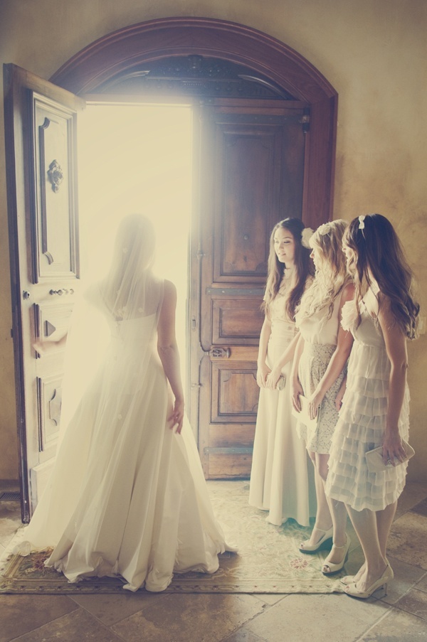 Captivated by the Fluffy Tulle and Organza Dresses: The Adorable Designs of "Chaviano Couture"!にて紹介している画像
