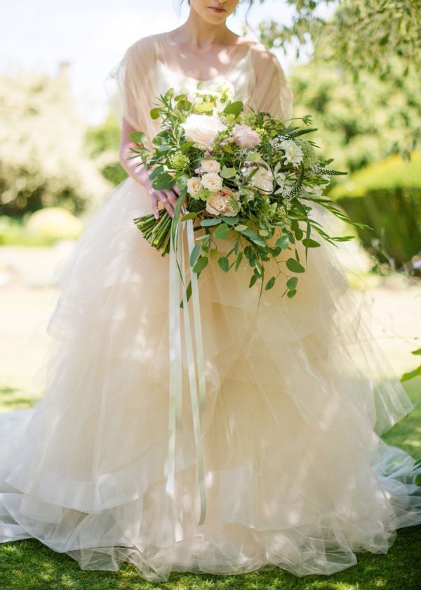 Captivated by the Fluffy Tulle and Organza Dresses: The Adorable Designs of "Chaviano Couture"!にて紹介している画像
