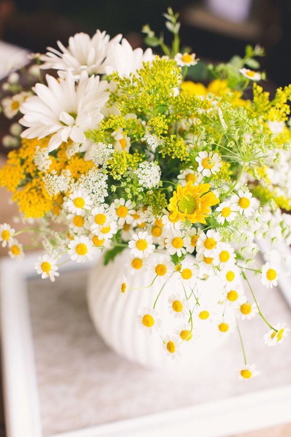 The Importance of Flower Arrangements at Guest Tables: A Comprehensive Guide to Table Flowers by Color*♡にて紹介している画像
