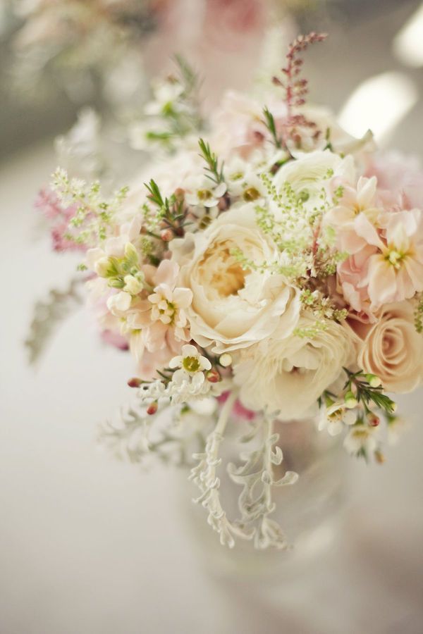 The Importance of Flower Arrangements at Guest Tables: A Comprehensive Guide to Table Flowers by Color*♡にて紹介している画像