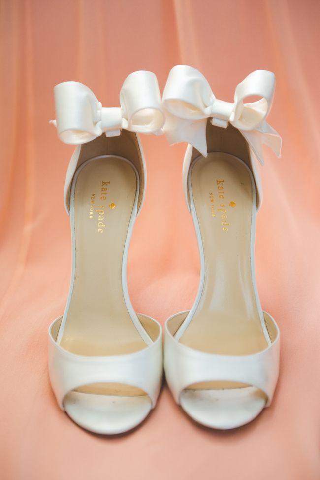 Fall/Winter Weddings: Become an Adorable Bunny Bride with Furry Shoes! 💖✨にて紹介している画像