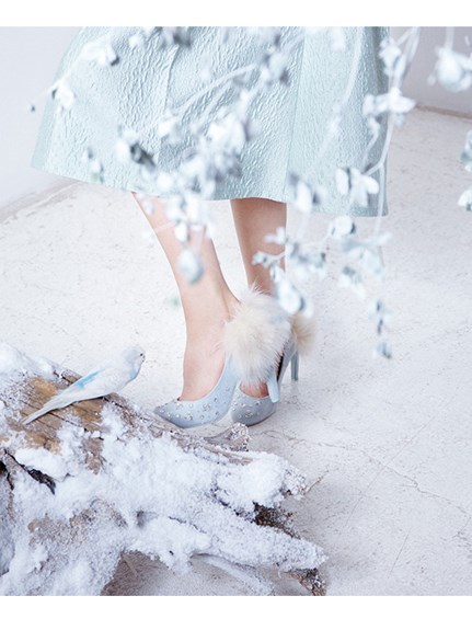 Fall/Winter Weddings: Become an Adorable Bunny Bride with Furry Shoes! 💖✨にて紹介している画像