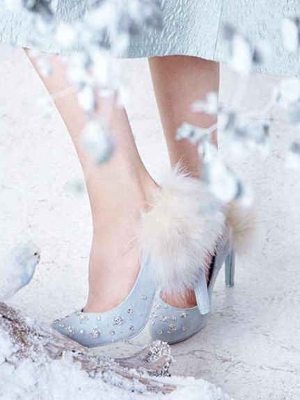 Fall/Winter Weddings: Become an Adorable Bunny Bride with Furry Shoes! 💖✨にて紹介している画像