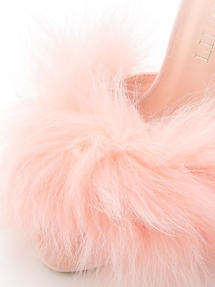 Fall/Winter Weddings: Become an Adorable Bunny Bride with Furry Shoes! 💖✨にて紹介している画像