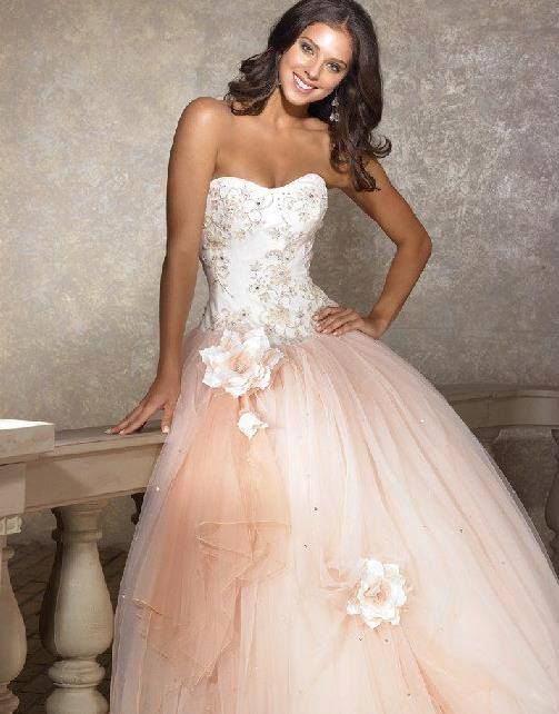 Have You Heard of the Magical Item "Overskirt" That Allows You to Change Your Look Multiple Times with Just One Dress?にて紹介している画像