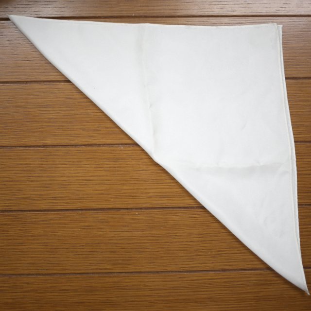 "Add a Touch of Glamour to Your Attire: Stylish Folding and Choosing Tips for the Groom's Pocket Square"にて紹介している画像