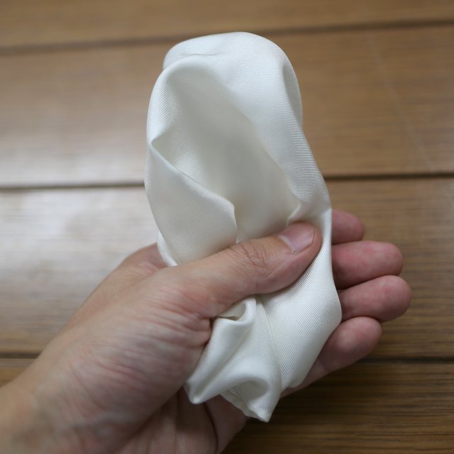 "Add a Touch of Glamour to Your Attire: Stylish Folding and Choosing Tips for the Groom's Pocket Square"にて紹介している画像