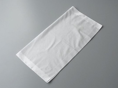 "Add a Touch of Glamour to Your Attire: Stylish Folding and Choosing Tips for the Groom's Pocket Square"にて紹介している画像