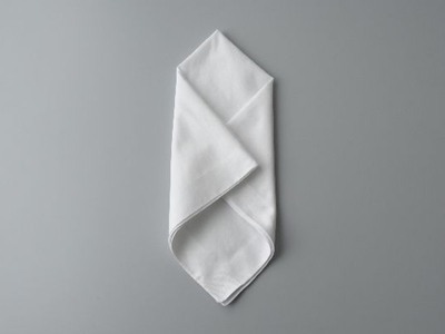 "Add a Touch of Glamour to Your Attire: Stylish Folding and Choosing Tips for the Groom's Pocket Square"にて紹介している画像