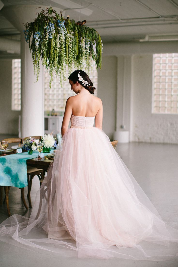 Have You Heard of the Magical Item "Overskirt" That Allows You to Change Your Look Multiple Times with Just One Dress?にて紹介している画像