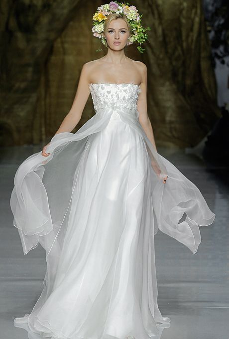 Have You Heard of the Magical Item "Overskirt" That Allows You to Change Your Look Multiple Times with Just One Dress?にて紹介している画像