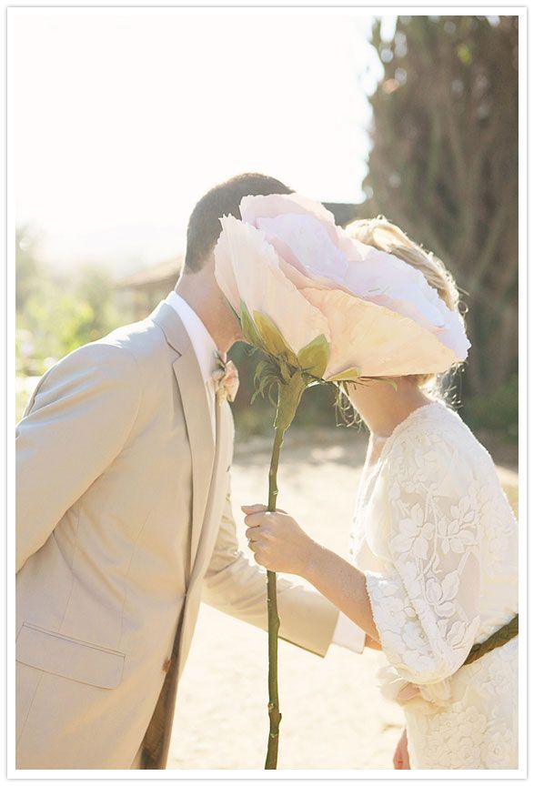 Like a Fairy! A Collection of Cute Wedding Photo Ideas Using "Giant Flowers" ♡にて紹介している画像