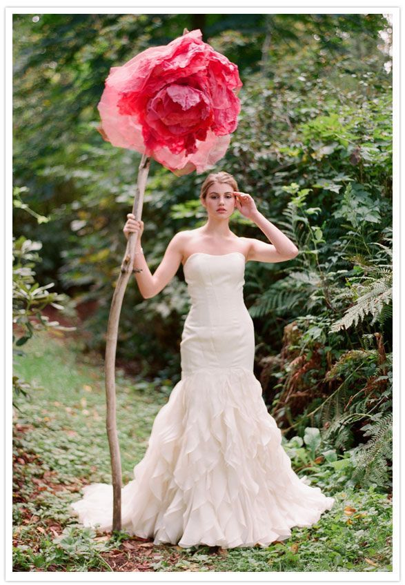 Like a Fairy! A Collection of Cute Wedding Photo Ideas Using "Giant Flowers" ♡にて紹介している画像