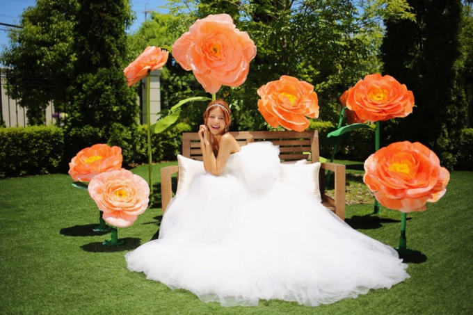 Like a Fairy! A Collection of Cute Wedding Photo Ideas Using "Giant Flowers" ♡にて紹介している画像