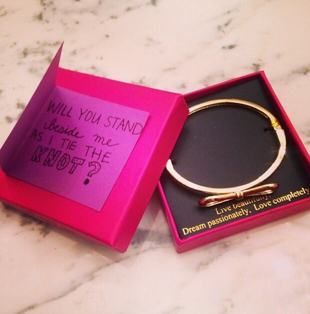 "Adorable Ideas for Asking Your Friends to Be Your Bridesmaids♡"にて紹介している画像