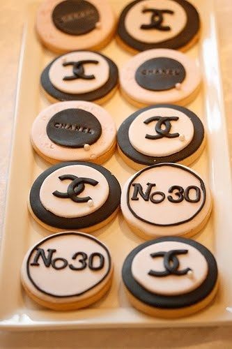 Perfect for Petite Gifts: A Collection of Adorable CHANEL-Inspired Icing Cookies♡にて紹介している画像