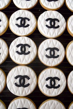 Perfect for Petite Gifts: A Collection of Adorable CHANEL-Inspired Icing Cookies♡にて紹介している画像