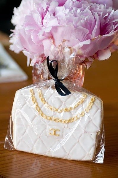 Perfect for Petite Gifts: A Collection of Adorable CHANEL-Inspired Icing Cookies♡にて紹介している画像