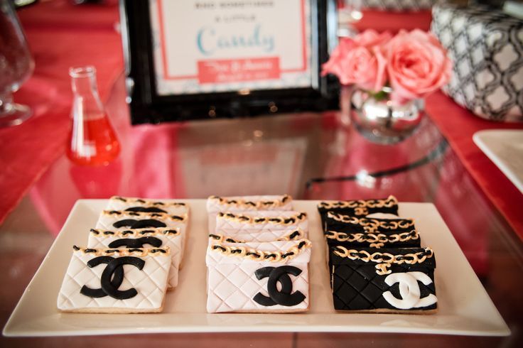 Perfect for Petite Gifts: A Collection of Adorable CHANEL-Inspired Icing Cookies♡にて紹介している画像